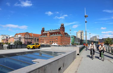 Malmö, İsveçli. 16 Ağustos 2023: Malmö kentsel manzarasının klasik görüntüsü ve silueti, insanlar İsveç 'te bisiklet sürüyor.