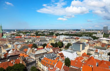 Letonya Riga City'deki güzel renkli binalar ile eski şehir üzerinde üstten görünüm