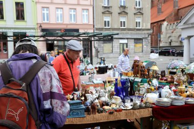 Torun, Polonya - 7 Mayıs 2022 New Market Meydanı Bit Pazarı.