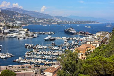 Monako Prensliği şehri: Cape d 'Ail' den Monako 'nun Fontvielle Bölgesi' ndeki liman ve otellerin panorama manzarası