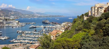 Monako Prensliği şehri: Cape d 'Ail' den Monako 'nun Fontvielle Bölgesi' ndeki liman ve otellerin panorama manzarası
