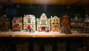 Eski Avrupa evleri yakın bir rafta duruyor. Noel pazarında güzel hediyeler. Eski şehir sokak oyuncakları.