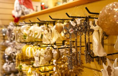 Noel ağacı süslemeleri mağazada. Tatil sezonunu süsleyin ve evinize hoş geldiniz teması getirin. Tatil dekorasyonu ve mevsimlik alışveriş konsepti