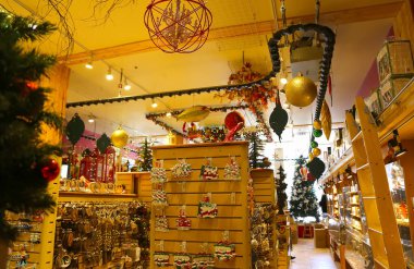 Süpermarkette süslü Noel ağacı. Şekerli tezgahlar ve badem ezmesi. Noel alışverişi konsepti. Seçici odaklı resim