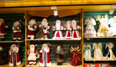 Mağazada çeşitli Noel Baba, Elfler ve Melekler figürleri var. Tatil sezonunu süsleyin ve evinize hoş geldiniz teması getirin. Tatil dekorasyonu ve mevsimlik alışveriş konsepti