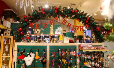 Süpermarkette süslü Noel ağacı. Şekerli tezgahlar ve badem ezmesi. Noel alışverişi konsepti. Seçici odaklı resim