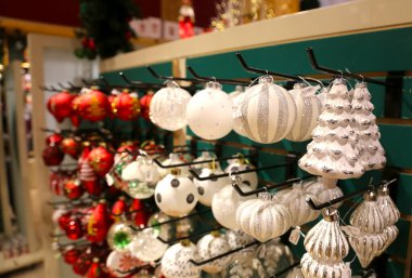 Noel ağacı süslemeleri mağazada. Tatil sezonunu süsleyin ve evinize hoş geldiniz teması getirin. Tatil dekorasyonu ve mevsimlik alışveriş konsepti