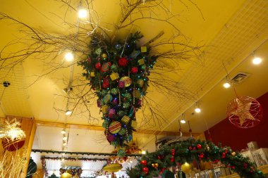 Noel ağacının hediye kutuları ve süslemeleri Noel dükkanının tavanında asılı.