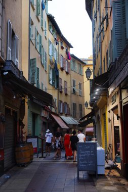 Nice, Fransa - 9 Ağustos 2024 Dar sokaklardaki eski evlerdeki geleneksel mağazalar ve antika küçük restoranlar