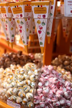 NICE, FRANCE - 9 Ağustos 2024: Nice 'teki lüks şeker dükkanı (Cote d' Azur); biyolojik ürünler, çikolata hatıraları