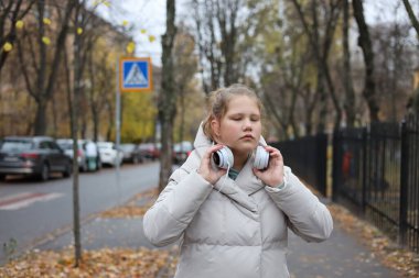 Çekici, genç, güzel, mutlu bir bayanın fotoğrafı. Keyifli bir dans.