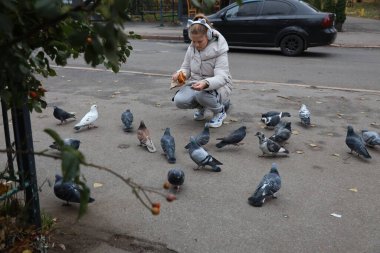 Çekici, genç, güzel, mutlu bir bayanın fotoğrafı. Keyifli bir dans.