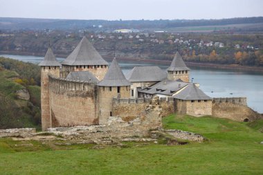Khotyn Fortess, Ukrayna kalesi. Ukrayna 'nın yedi harikasından biri. Khotyn Kalesi 'nin dış görünüşü, Khotyn kasabasındaki Dinyester kıyısında güçlendirme kompleksi, açık hava.