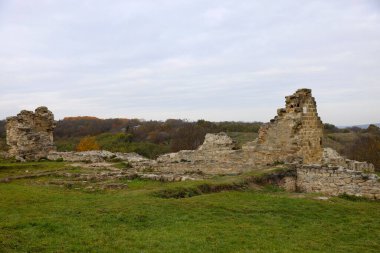 Khotyn Fortess, Ukrayna kalesi. Ukrayna 'nın yedi harikasından biri. Khotyn Kalesi 'nin dış görünüşü, Khotyn kasabasındaki Dinyester kıyısında güçlendirme kompleksi, açık hava.