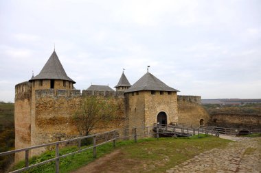 Khotyn Fortess, Ukrayna kalesi. Ukrayna 'nın yedi harikasından biri. Khotyn Kalesi 'nin dış görünüşü, Khotyn kasabasındaki Dinyester kıyısında güçlendirme kompleksi, açık hava.