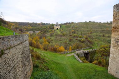 Khotyn Fortess, Ukrayna kalesi. Ukrayna 'nın yedi harikasından biri. Khotyn Kalesi 'nin dış görünüşü, Khotyn kasabasındaki Dinyester kıyısında güçlendirme kompleksi, açık hava.