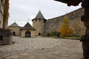 Khotyn Fortess, Ukrayna kalesi. Ukrayna 'nın yedi harikasından biri. Khotyn Kalesi 'nin dış görünüşü, Khotyn kasabasındaki Dinyester kıyısında güçlendirme kompleksi, açık hava.