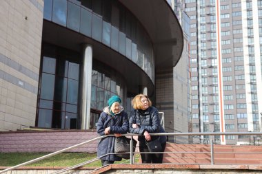 İki yaşlı bayan, anne ve kız, şehirde dolaşıyorlar, konuşuyorlar, gülüyorlar, kahve içiyorlar. Aktif sağlıklı yaşam tarzı