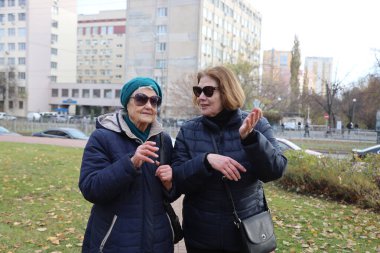 İki yaşlı bayan, anne ve kız, şehirde dolaşıyorlar, konuşuyorlar, gülüyorlar, kahve içiyorlar. Aktif sağlıklı yaşam tarzı