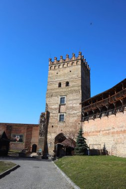 Lubart 'ın Kalesi, Lutsk, Ukrayna. Kuleler, savunma duvarları, ahşap galeriler ve merdivenler, iç avlu.