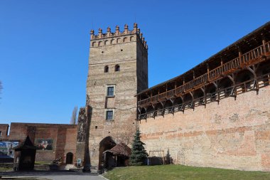 Lubart 'ın Kalesi, Lutsk, Ukrayna. Kuleler, savunma duvarları, ahşap galeriler ve merdivenler, iç avlu.