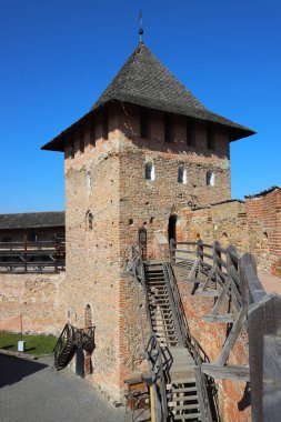 Lubart 'ın Kalesi, Lutsk, Ukrayna. Kuleler, savunma duvarları, ahşap galeriler ve merdivenler, iç avlu.