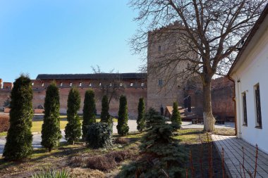 Lubart 'ın Kalesi, Lutsk, Ukrayna. Kuleler, savunma duvarları, ahşap galeriler ve merdivenler, iç avlu.