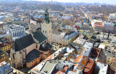 Ukrayna 'nın Lviv kentindeki eski şehrin çatıları. Avrupa şehrinin büyülü atmosferi. Şehir merkezi, belediye binası ve ana meydan..