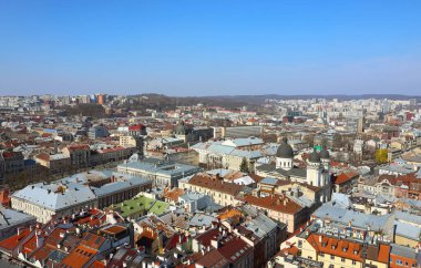 Ukrayna 'nın Lviv kentindeki eski şehrin çatıları. Avrupa şehrinin büyülü atmosferi. Şehir merkezi, belediye binası ve ana meydan..
