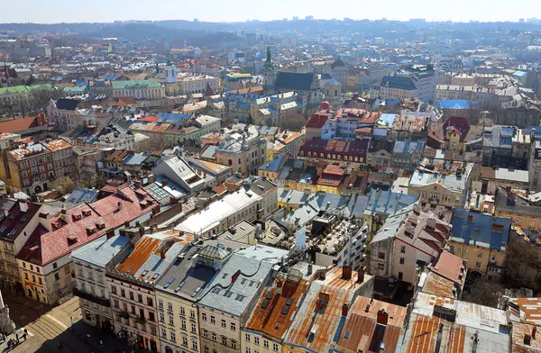 Ukrayna 'nın Lviv kentindeki eski şehrin çatıları. Avrupa şehrinin büyülü atmosferi. Şehir merkezi, belediye binası ve ana meydan..