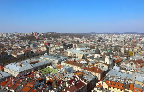 Ukrayna 'nın Lviv kentindeki eski şehrin çatıları. Avrupa şehrinin büyülü atmosferi. Şehir merkezi, belediye binası ve ana meydan..