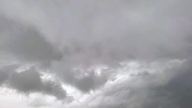 Doğal hareket eden bulutların 4K video görüntüsü. Kara bulutlar gökyüzüne yayılıyor. Yumuşak yumuşak kara bulutlar bütün gökyüzünü kapladı. Doğa konsepti, bulutlar. Yağmurlu bulutlu hava