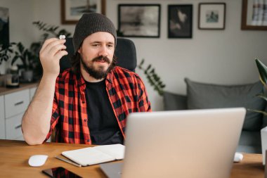 Mutlu iş adamı uzaktan hocası, kulaklık takan müşteri destek müdürü sanal görüşme danışmanlığı yapan bir müşteriyle video görüşmesi yapıyor ev ofisinin çağrı merkezinde uzaktan öğrenme dersi veriyor. Yüksek kalite fotoğraf