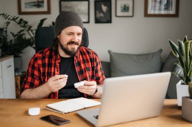 Mutlu iş adamı uzaktan hocası, kulaklık takan müşteri destek müdürü sanal görüşme danışmanlığı yapan bir müşteriyle video görüşmesi yapıyor ev ofisinin çağrı merkezinde uzaktan öğrenme dersi veriyor. Yüksek kalite fotoğraf