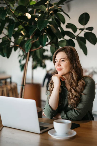 Piękna Bizneswoman Uśmiecha Się Kamery Siedząc Przy Biurku Przed Komputerem — Zdjęcie stockowe