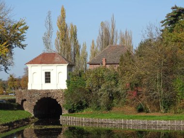 Dessau Grosskuehnau (Saksonya-Anhalt) 'daki Weinbergschoelsschen parkının ziyaretçilerinin pedikür yaptıktan sonra çıplak ayaklı bir kum taşı heykeli. Arkaplanda görünen parka giden bir yol var..