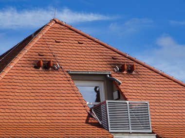 Kirli bacası olan tavan arası bir dairenin balkonunda.