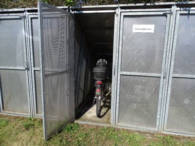 Bisiklet Almanya 'nın Dessau kentindeki bir parkta güvenli bir şekilde park yerine park etmiş.