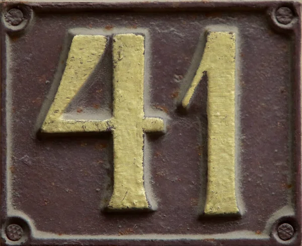 老旧的磨擦方块金属生锈板的街道地址号码与号码 — 图库照片