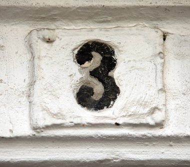 Eski bina numarası. Bulgaristan 'ın Sofya kentindeki Retro sokak numarası