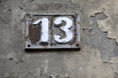 Eski bina numarası. Bulgaristan 'ın Sofya kentindeki Retro sokak numarası