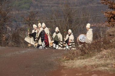 Gara Bov, Bulgaristan - 25 Aralık 2012: Bayram şarkıları Bov köyünün evlerinde dolaşır ve Noel şarkıları söyler. Köydeki insanlara sağlık, zenginlik ve mutluluk diliyorlar..