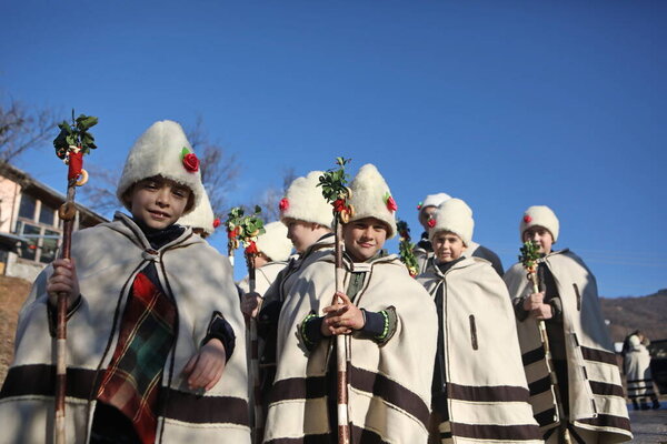 Кара Бов, Болгария - 25 декабря 2012 года: Праздничные колядки кружат по домам села Бов и поют рождественские песни. Они желают людям из деревни здоровья, богатства и счастья.