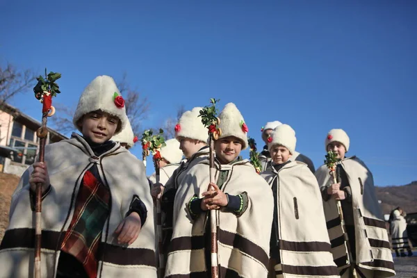 ブルガリア 2012年12月25日 祭りの休日のキャロルはボフ村の家を回り クリスマスの歌を歌います 彼らは村の人々の健康 富と幸福を願っています ストック写真
