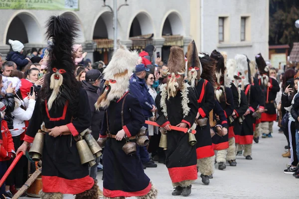 Shiroka Laka Bulgária 2023 Március Kukeri Álarcos Emberek Táncolnak Játszanak — Stock Fotó