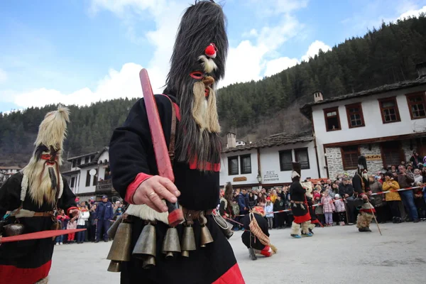 保加利亚什罗卡州 2023年3月5日 在保加利亚什罗卡州的 Pesponedelnik 狂欢节上 戴面具的库克里人跳着舞 表演恐吓恶灵 — 图库照片