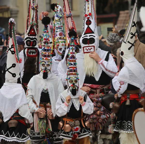 保加利亚什罗卡州 2023年3月5日 在保加利亚什罗卡州的 Pesponedelnik 狂欢节上 戴面具的库克里人跳着舞 表演恐吓恶灵 — 图库照片