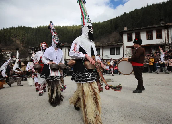 Shiroka Laka Bulgária 2023 Március Kukeri Álarcos Emberek Táncolnak Játszanak — Stock Fotó