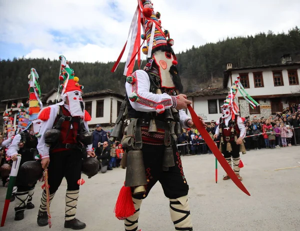 2023年3月5日ブルガリア シロカ クケリ ダンスと呼ばれる仮面をつけた人々が ブルガリア シロカ ラカで開催される仮面舞踏会 ペスポネデルニク で悪霊を怖がらせるために演奏する ロイヤリティフリーのストック写真