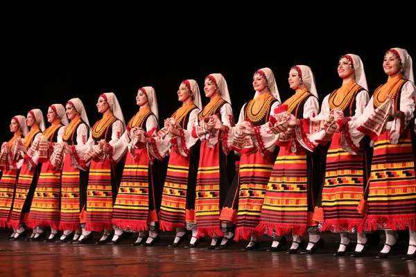 소피아 불가리아 2023 의상을 사람들 이불가리아 소피아에서 민속춤 대회에서 민속춤을 — 스톡 사진